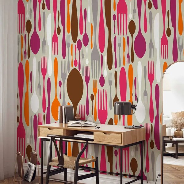 Carta da parati moderna Posate - rosa e viola - motivo con forchette, cucchiai e coltelli colorati su sfondo grigio