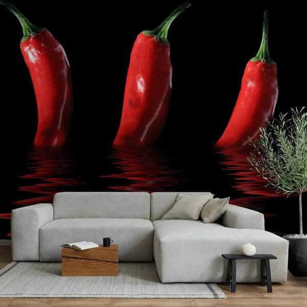 Carta da parati moderna Spezie piccanti - peperoncino che emerge dall'acqua con il riflesso
