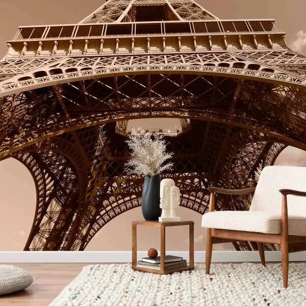 Carta da parati moderna Architettura di Parigi - la Torre Eiffel francese dal basso in seppia