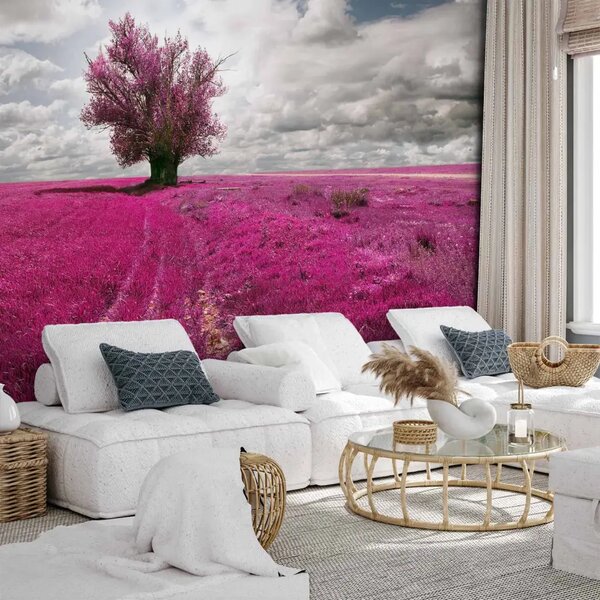 Carta da parati Prato fucsia - campo di fiori con albero e cielo con nuvole