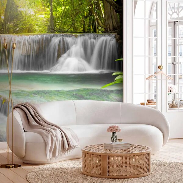 Carta da parati moderna Riposo lungo il fiume - cascata circondata dalla natura nel bosco