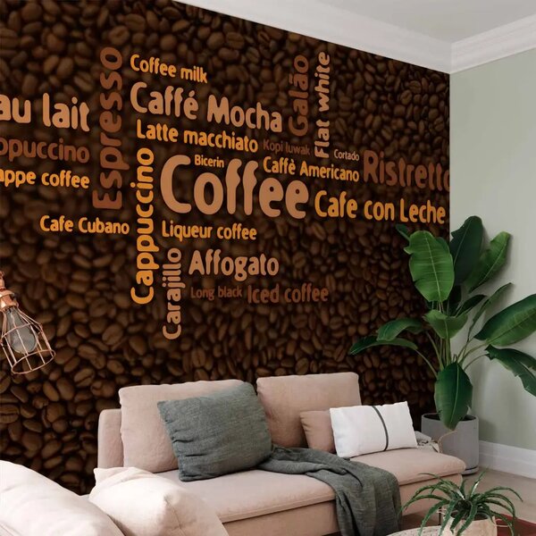 Carta da parati moderna Latte, espresso, cappuccino - nomi di bevande su sfondo di chicchi di caffè