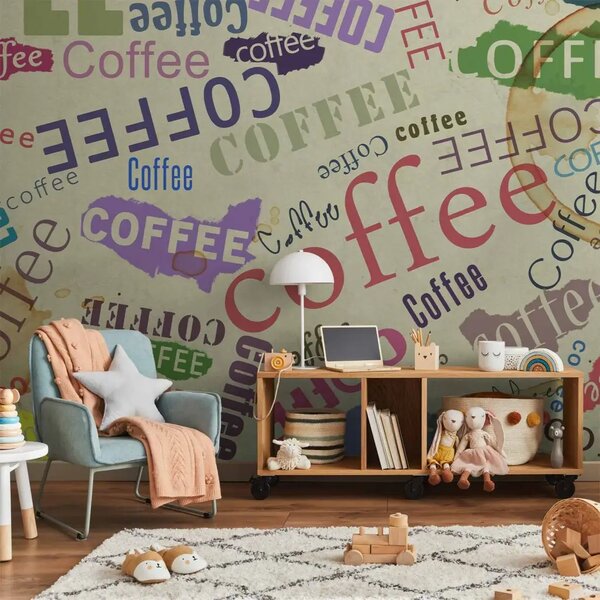 Carta da parati moderna Profumo di caffè - motivo con caffè e scritte colorate sullo sfondo