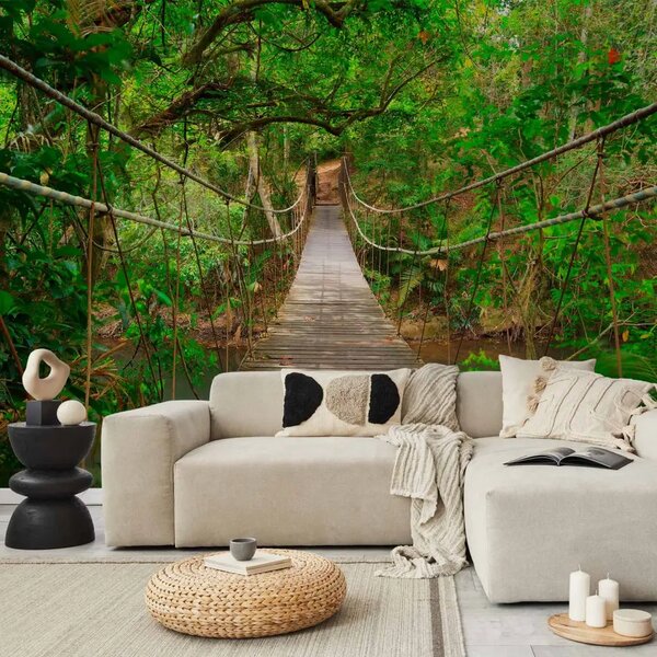 Carta da parati moderna Ponte tra il verde - ponte sospeso con passerella in legno nel bosco
