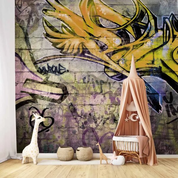 Carta da parati moderna Graffiti mozzafiato - street art colorata in tonalità viola su muro di mattoni