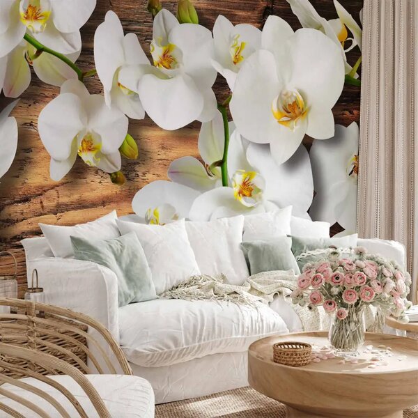 Carta da parati Orchidee Bianche - motivo floreale bianco su sfondo in legno grezzo