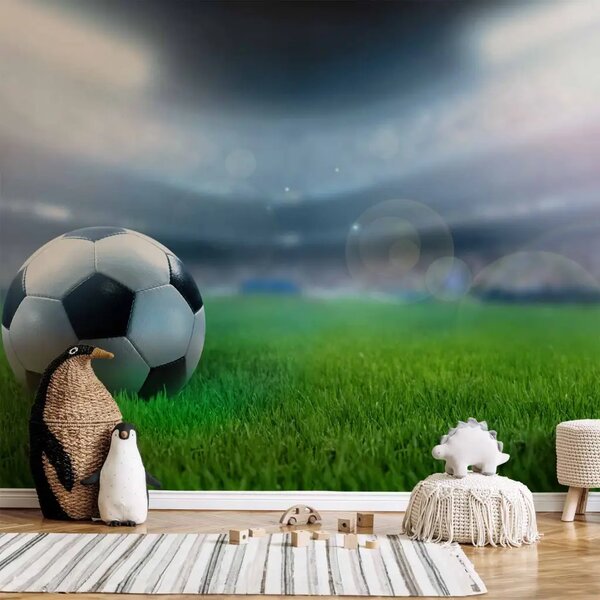 Carta da parati moderna Campionato del Mondo - pallone da calcio sul prato con stadio sfocato sullo sfondo