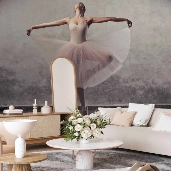 Carta da parati Balletto - poesia senza parole - ballerina sotto il riflettore su sfondo grigio