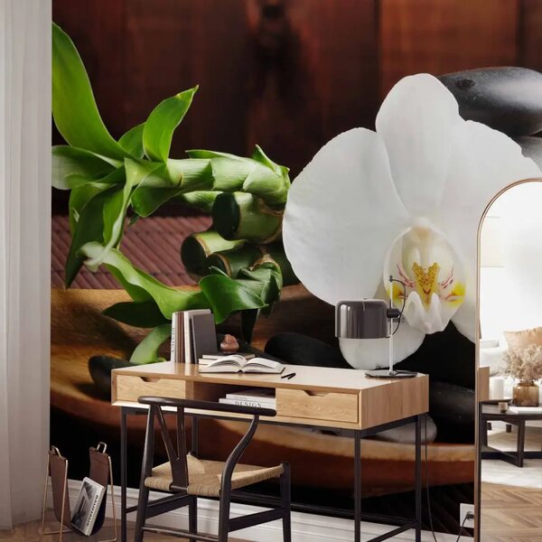 Carta da parati Tempio Zen - motivo con orchidea, pietre e bambù su vassoio di legno
