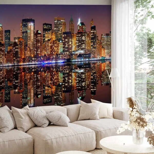 Carta da parati moderna Riflessi dorati - New York, panorama notturno con grattacieli