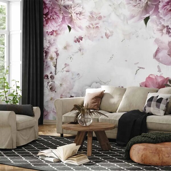 Carta da parati moderna Peonie danzanti - fiori in fiore su sfondo chiaro