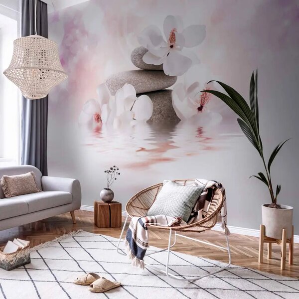 Carta da parati Oriente - motivo di fiori di magnolia con pietre zen su sfondo viola