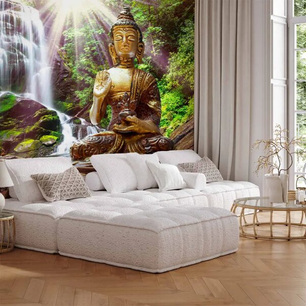 Carta da parati Preghiera nella foresta - Buddha su sfondo di cascata nella foresta