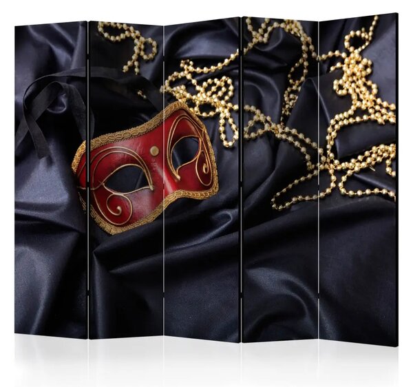 Paravento Carnevale II - maschera accanto a gioielli dorati su tessuto nero