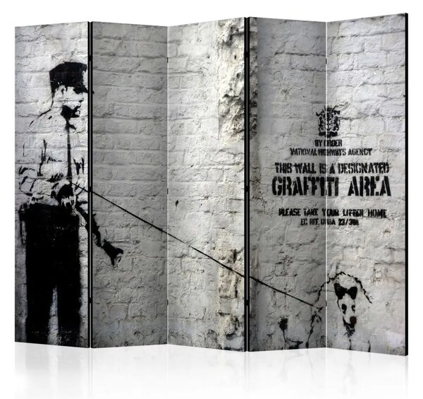 Paravento design Zona graffiti - arte urbana con persone e scritte su parete di mattoni