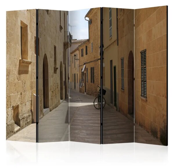 Paravento design Vacanze a Maiorca II - strada con architettura spagnola in città