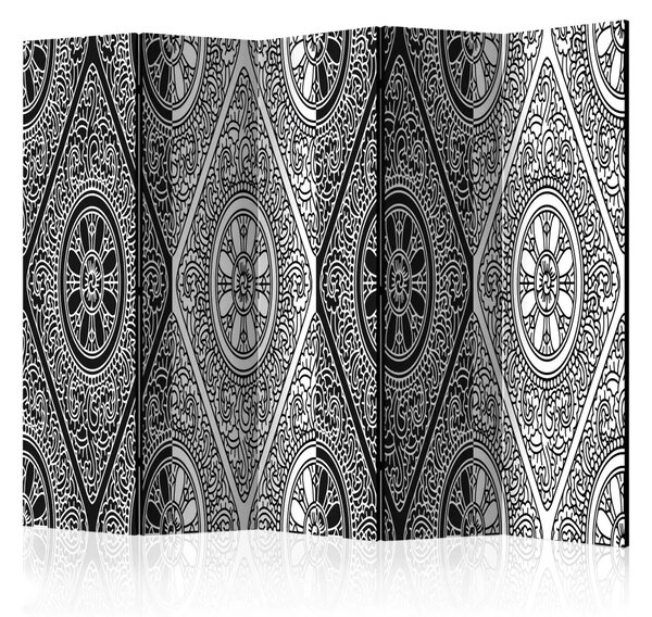Paravento Monocromia etnica II - mandala bianco e nero in tema orientale