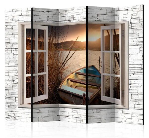 Paravento design Lago autunnale II - finestra con vista sulla barca