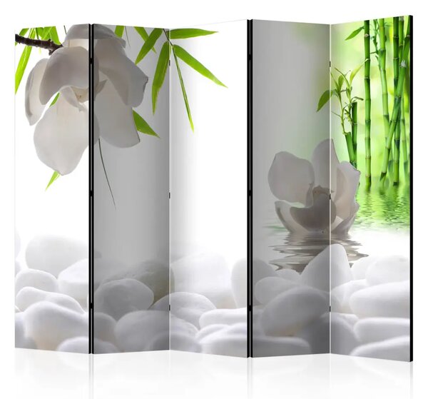 Paravento design Lago del silenzio II - orchidee e pietre bianche su sfondo di bambù