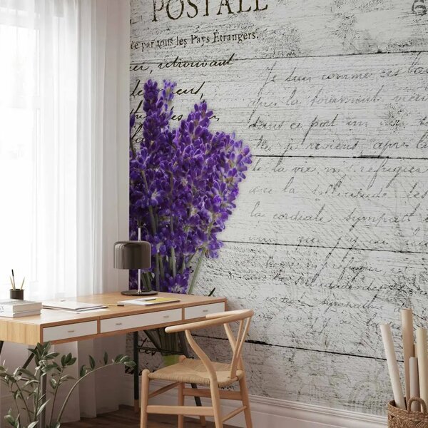 Carta da parati moderna Cartolina alla lavanda - fiori viola su tavole vintage chiare