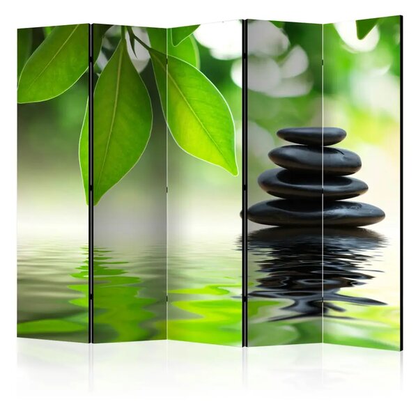 Paravento separè Tranquillità II - pietre orientali nere su sfondo di foglie e acqua