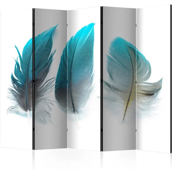 Paravento Piume Blu II - romantiche piume blu su sfondo bianco chiaro