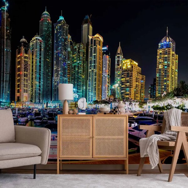 Carta da parati Notte a Dubai e la Marina - yacht moderni con sfondo di architettura