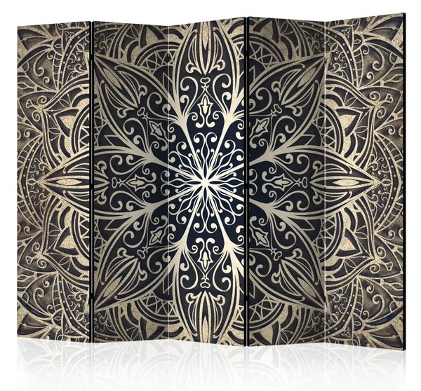 Paravento design Piume marrone II - mandala dorata con accenti marroni su sfondo nero