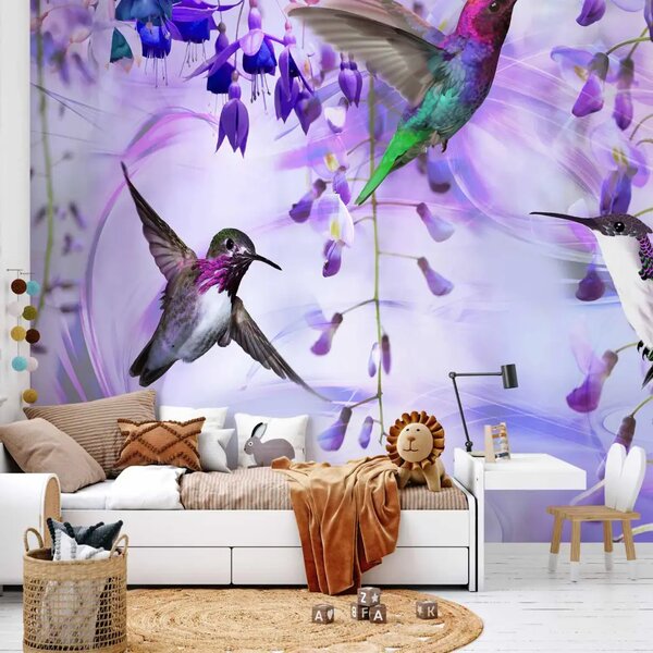 Carta da parati Colibrì volanti - motivo di uccelli volanti tra i fiori viola