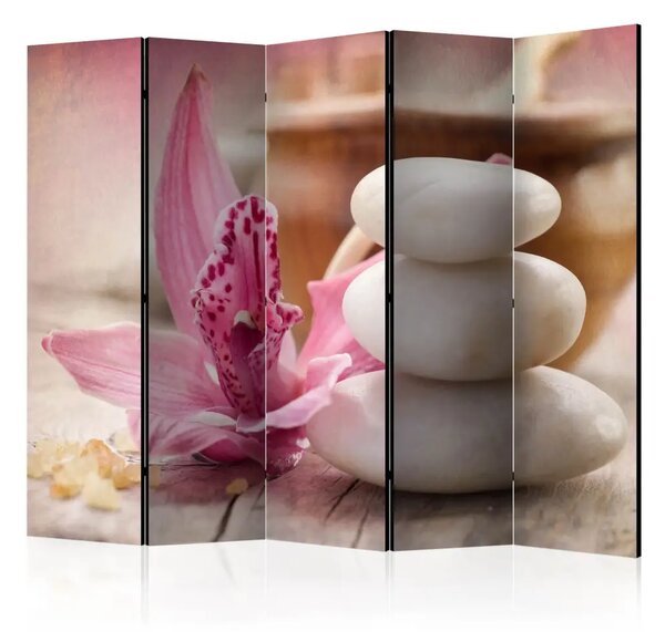 Paravento design Aromaterapia II - torre di pietre accanto a pianta rosa in stile Zen