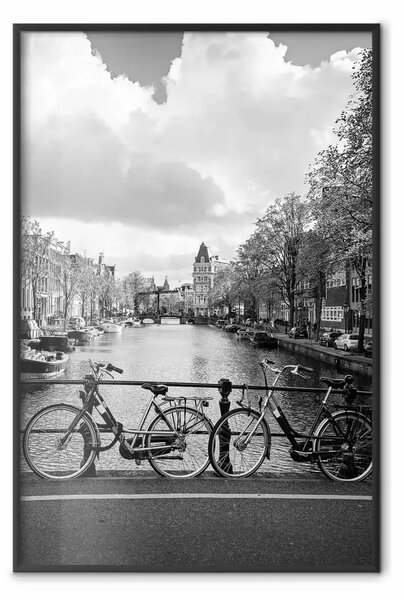 Poster: Ponte con biciclette - paesaggio fiume e cielo nuvoloso
