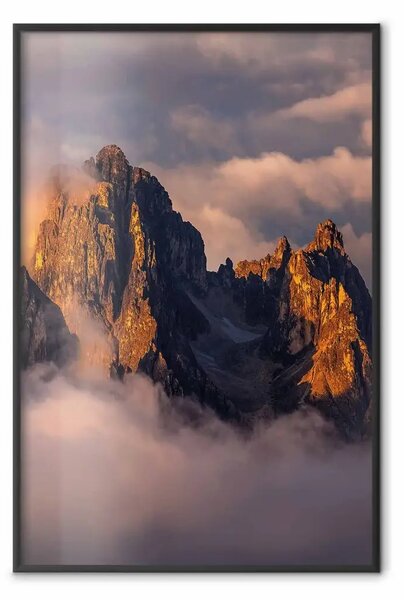 Poster: Montagne tra nuvole - cime illuminate nel cielo
