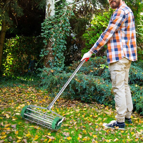 Outsunny Rastrello Scarificatore con Ruote da Giardino in Ferro zincato 135×42×15cm, Verde e argento | Aosom Italy