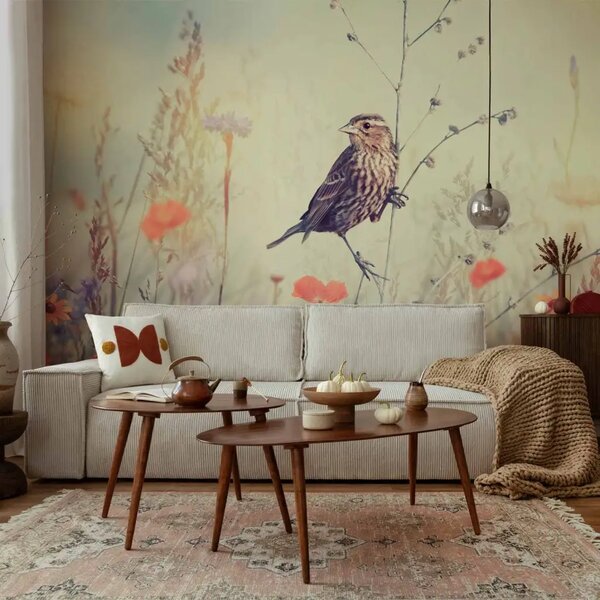 Carta da parati Uccellino di campo - piccolo animale tra fiori su prato chiaro