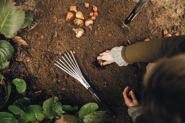 Fiskars Rastrello con Manico 7 Denti in Acciaio Inox Impugnatura Soft-grip Lunghezza 44.3 cm - 1027044 XACT
