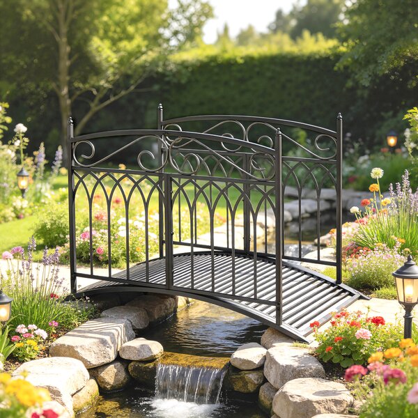 Outsunny Ponte da giardino in metallo 135,5 cm Ponte per laghetto con parapetti di sicurezza Look antico Resistente alla ruggine Montaggio semplice | Aosom Italy