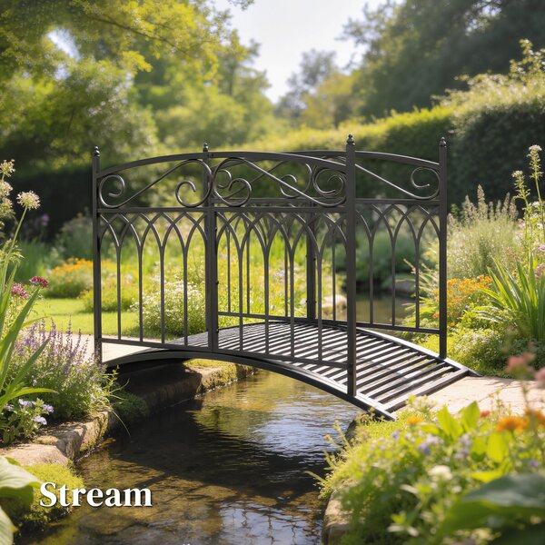Outsunny Ponte da giardino in metallo 135,5 cm Ponte per laghetto con parapetti di sicurezza Look antico Resistente alla ruggine Montaggio semplice | Aosom Italy