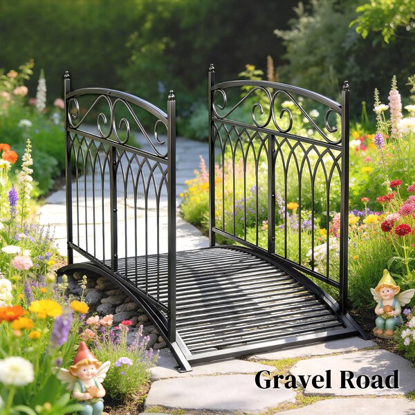 Outsunny Ponte da giardino in metallo 135,5 cm Ponte per laghetto con parapetti di sicurezza Look antico Resistente alla ruggine Montaggio semplice | Aosom Italy