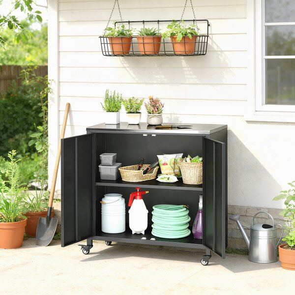 Outsunny Armadio da giardino con tavolo da rinvaso Capanno porta attrezzi con piano in acciaio inox ripiano rimovibile magnetico Doppia porta Ruote | Aosom Italy
