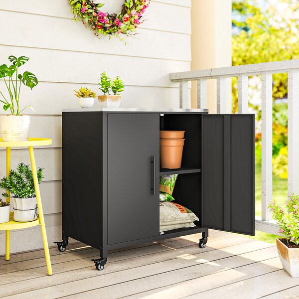 Outsunny Armadio da giardino con tavolo da rinvaso Capanno porta attrezzi con piano in acciaio inox ripiano rimovibile magnetico Doppia porta Ruote | Aosom Italy
