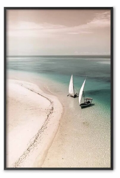 Poster: Costa romantica - paesaggio di spiaggia e barca a vela