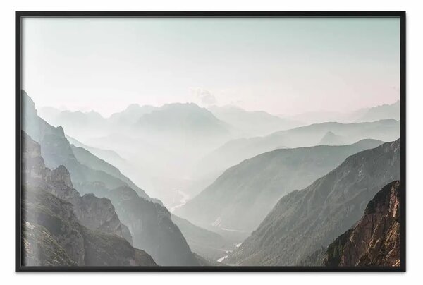 Poster: Orizzonte montano - paesaggio montuoso con una leggera foschia