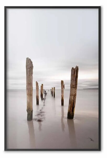 Poster: Calma apparente - mare con pali di legno e cielo