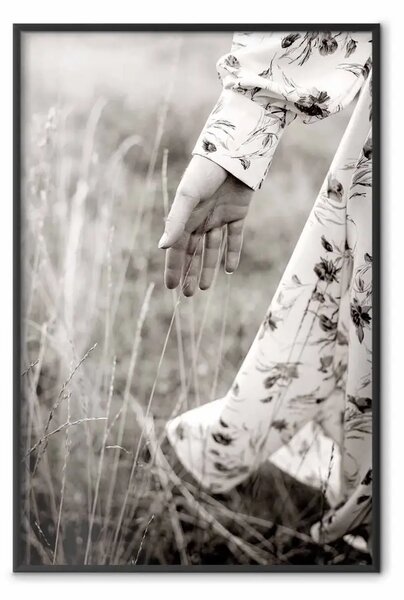 Poster: In contatto con la natura - mano di donna tra le piante