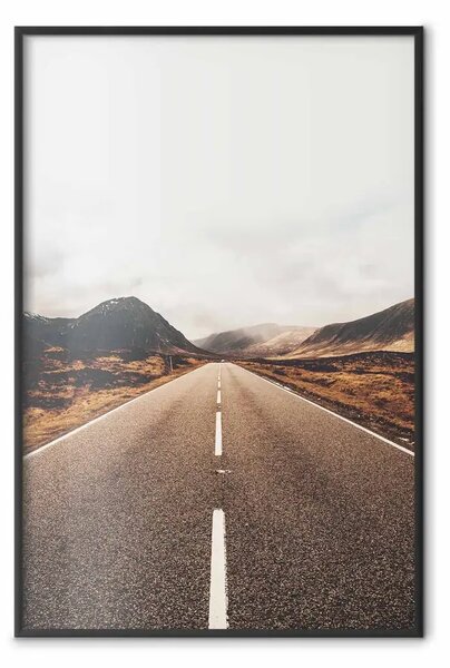 Poster: Verso l'infinito - strada tra campi gialli e neri e montagne