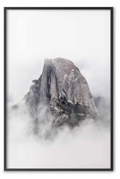 Poster: Half Dome - maestoso paesaggio montano abbracciato dalle chiare nuvole
