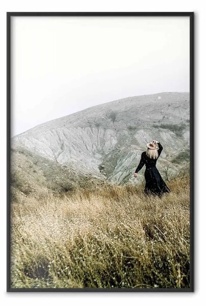 Poster: Persa nella natura - prato con donna e montagne