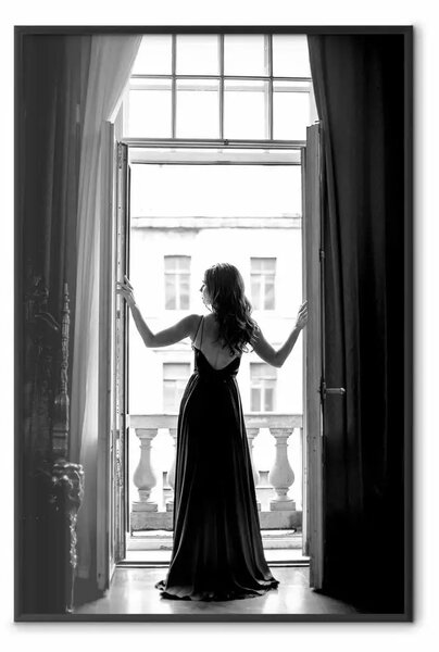 Poster: Vista luminosa - donna in cornice balcone tonalità bianco e nero