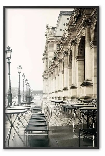 Poster: Caffè desolati - paesaggio di sedie e tavoli su sfondo architettura