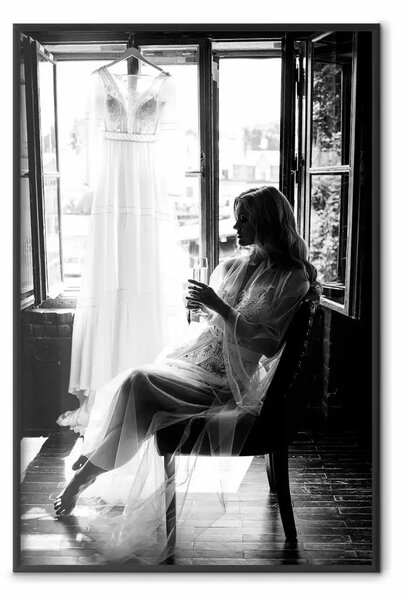 Poster: Fascino d'amore - foto in bianco e nero di donna su sfondo di abito